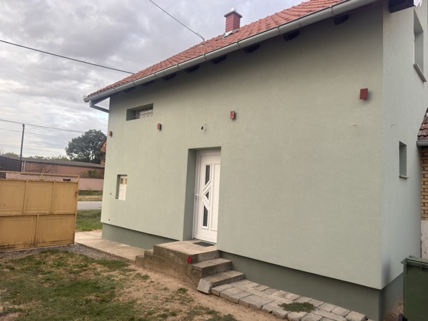 Bočni zid kuće s ulazom