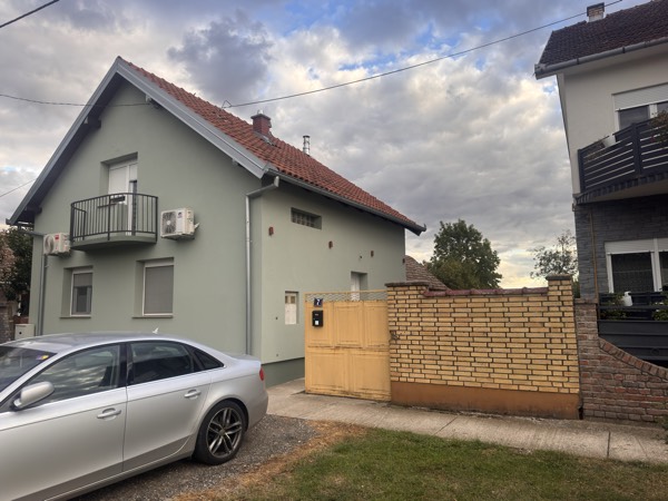 Kuća i kapija ukoso