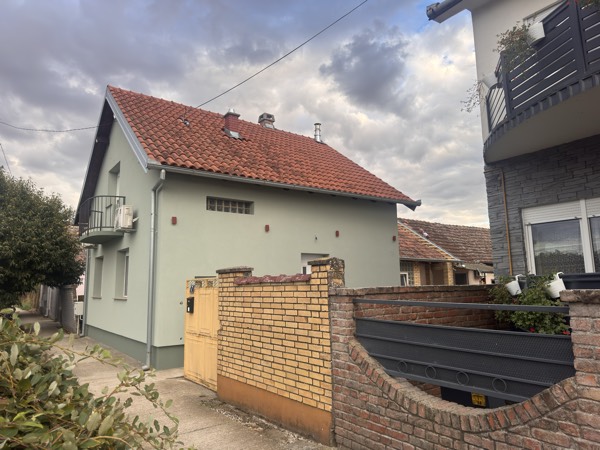 Pogled s pločnika od susjeda